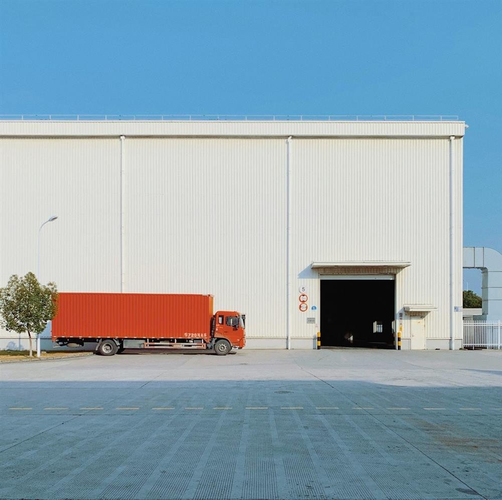 A freight truck at a distribution building
